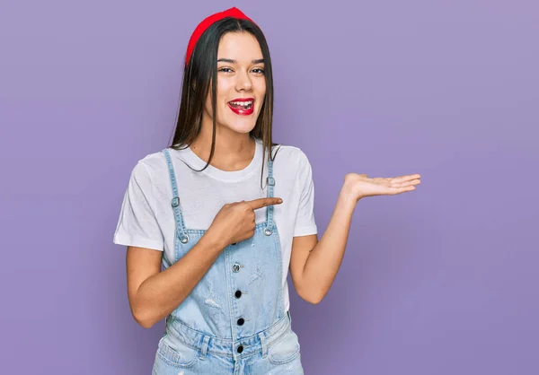 Jeune Fille Hispanique Portant Des Vêtements Décontractés Étonné Souriant Caméra — Photo