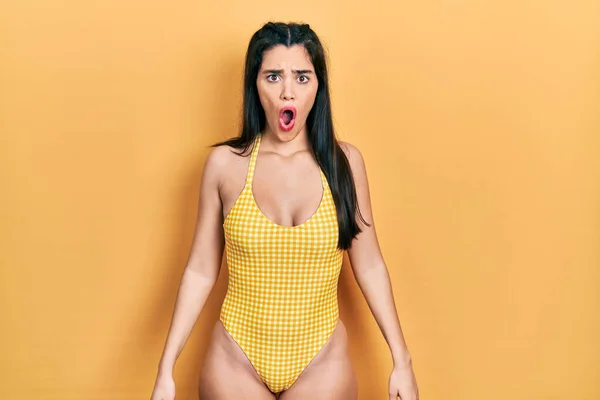 Menina Hispânica Jovem Vestindo Maiô Com Medo Chocado Com Expressão — Fotografia de Stock