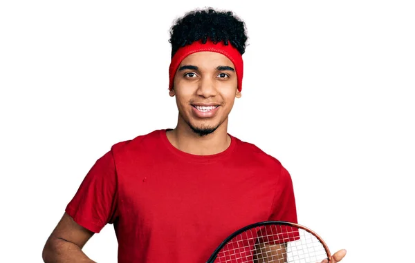 Jovem Afro Americano Vestindo Uniforme Tenista Olhando Positivo Feliz Sorrindo — Fotografia de Stock