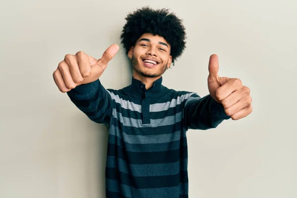 Junger Afrikanisch Amerikanischer Mann Mit Afro Haaren Lässig Gekleidet Und — Stockfoto