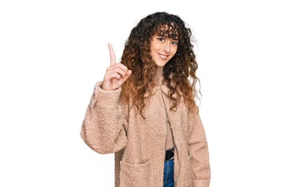 Jovencita Hispana Vestida Con Ropa Invierno Mostrando Señalando Con Dedo —  Fotos de Stock