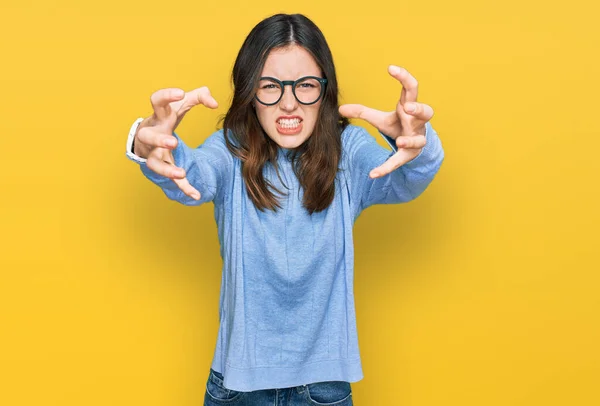 Jovem Mulher Bonita Vestindo Roupas Casuais Óculos Gritando Frustrado Com — Fotografia de Stock