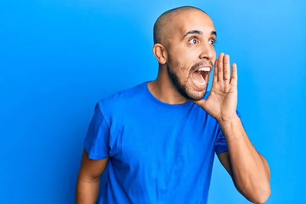 Hombre Adulto Hispano Con Camiseta Azul Casual Gritando Gritando Fuerte —  Fotos de Stock