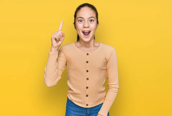 Mooi Brunette Klein Meisje Dragen Casual Trui Wijzend Vinger Omhoog — Stockfoto