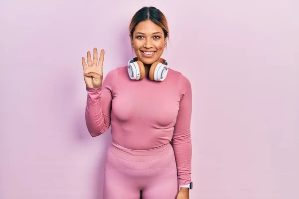 Mooie Latijns Amerikaanse Vrouw Sportschool Kleding Met Behulp Van Koptelefoon — Stockfoto