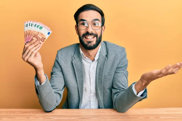 Joven Hispano Sosteniendo Billetes Euros Celebrando Logro Con Sonrisa Feliz —  Fotos de Stock