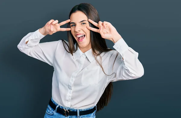 Joven Adolescente Morena Haciendo Gesto Paz Cerca Los Ojos Sonriendo —  Fotos de Stock