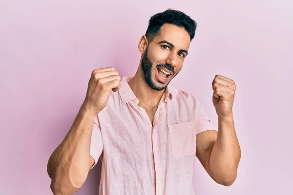 Jonge Latijns Amerikaanse Man Draagt Casual Kleding Schreeuwen Trots Vieren — Stockfoto