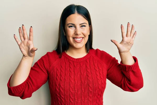 Schöne Brünette Frau Wollenen Winterpullover Zeigt Und Zeigt Mit Fingern — Stockfoto