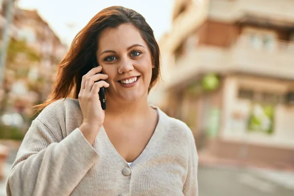 Jovem Irlandês Size Menina Sorrindo Feliz Falando Smartphone Cidade — Fotografia de Stock