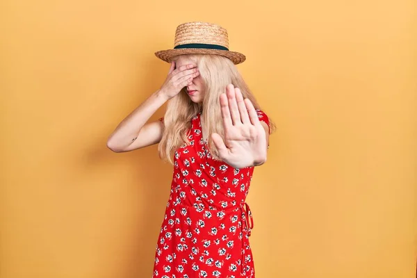 Beautiful Caucasian Woman Blond Hair Wearing Summer Hat Covering Eyes — Stock Photo, Image