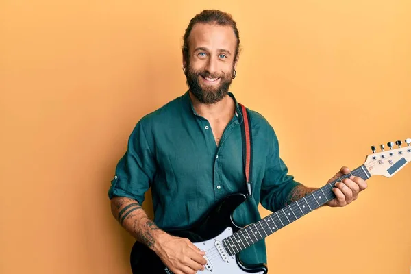 Przystojny Mężczyzna Brodą Długimi Włosami Grający Gitarze Elektrycznej Uśmiechnięty Szczęśliwym — Zdjęcie stockowe