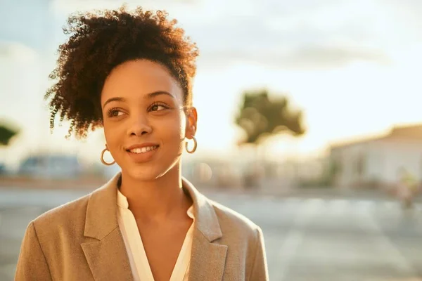 Joven Mujer Negocios Afroamericana Sonriendo Feliz Pie Ciudad — Foto de Stock