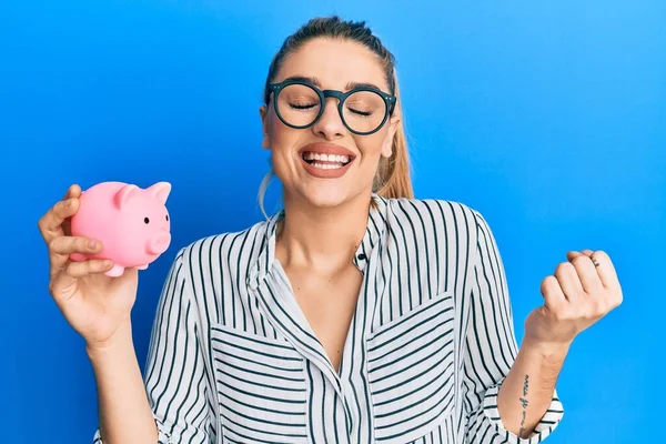 Mujer Caucásica Joven Con Ropa Negocios Sosteniendo Alcancía Gritando Orgulloso —  Fotos de Stock