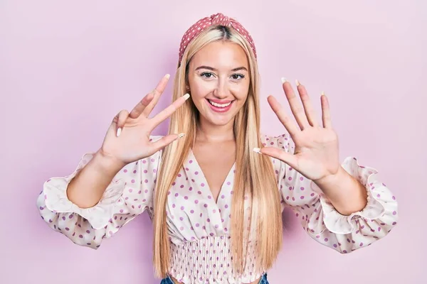 Menina Loira Jovem Vestindo Roupas Casuais Mostrando Apontando Para Cima — Fotografia de Stock