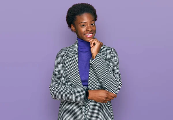 Jovem Afro Americana Vestindo Roupas Casuais Olhando Confiante Para Câmera — Fotografia de Stock