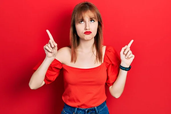 Ruiva Jovem Mulher Vestindo Casual Camiseta Vermelha Apontando Para Cima — Fotografia de Stock