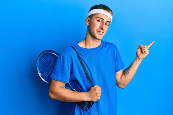 Joven Hombre Caucásico Sosteniendo Bolsa Tenis Sonriendo Feliz Señalando Con —  Fotos de Stock