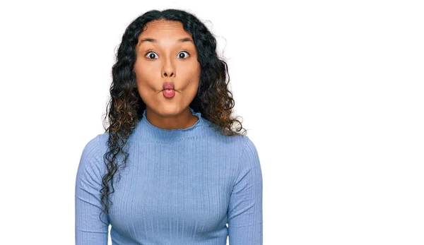 Jeune Femme Hispanique Aux Cheveux Bouclés Portant Des Vêtements Décontractés — Photo