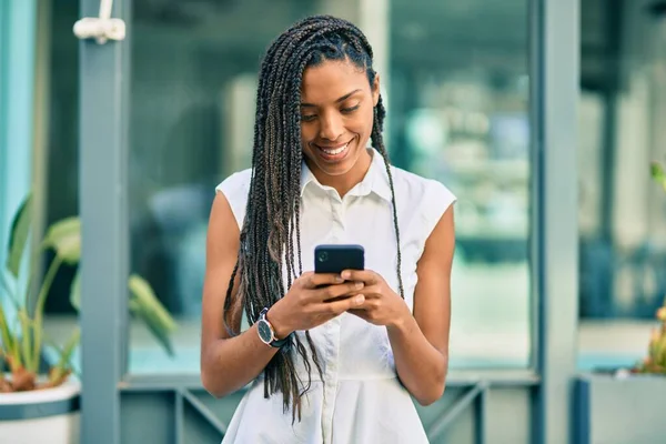 Jeune Femme Afro Américaine Souriante Heureuse Utilisant Smartphone Ville — Photo