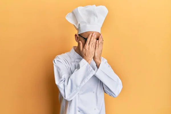 Plešatý Muž Vousy Profesionální Kuchařské Uniformě Smutným Výrazem Zakrývající Tvář — Stock fotografie