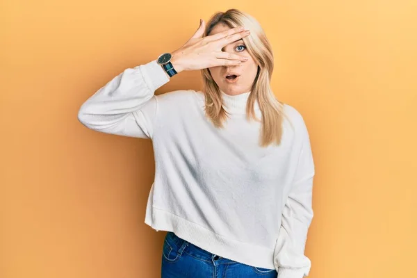 Junge Kaukasische Frau Lässigem Winterpullover Die Schockiert Gesicht Und Augen — Stockfoto