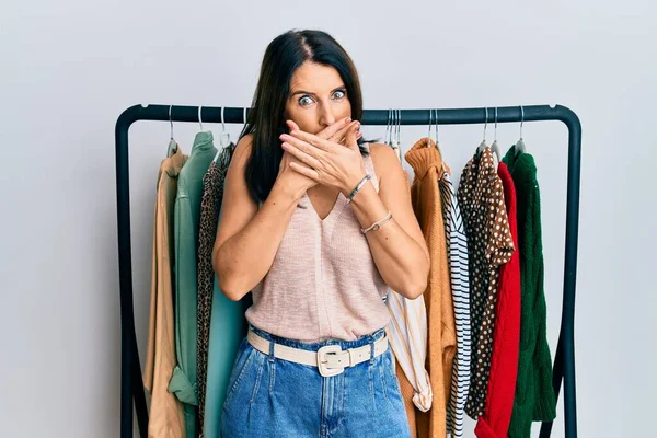 Donna Bruna Mezza Età Che Lavora Come Personal Shopper Professionale — Foto Stock