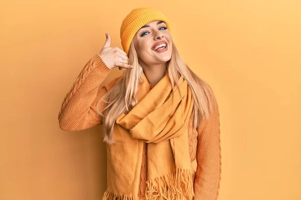 Mujer Caucásica Joven Con Suéter Lana Invierno Gorra Sonriendo Haciendo —  Fotos de Stock