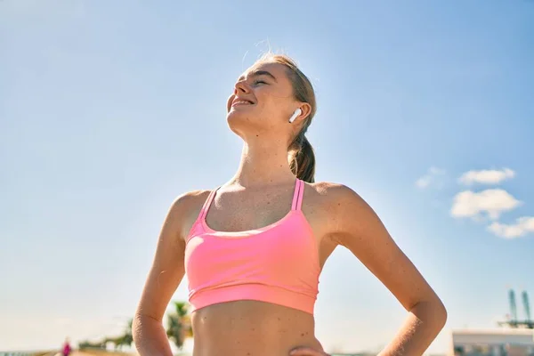 Young Blonde Sportswoman Doing Exercise City — Stock Photo, Image