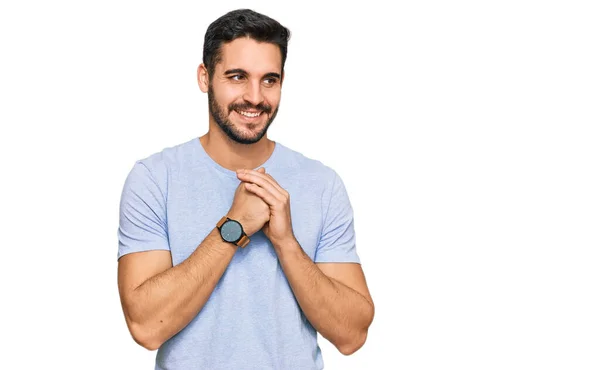 Jovem Hispânico Vestindo Roupas Casuais Rindo Nervoso Animado Com Mãos — Fotografia de Stock