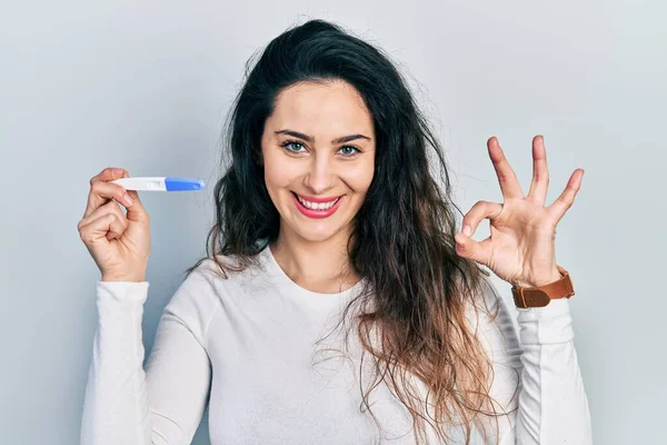 Junge Hispanische Frau Mit Thermometer Macht Zeichen Mit Den Fingern — Stockfoto