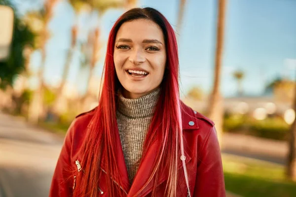 Junges Kaukasisches Mädchen Lächelt Glücklich Der Stadt — Stockfoto
