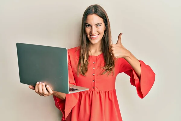 Joven Hermosa Mujer Que Trabaja Con Computadora Portátil Sonriendo Feliz —  Fotos de Stock