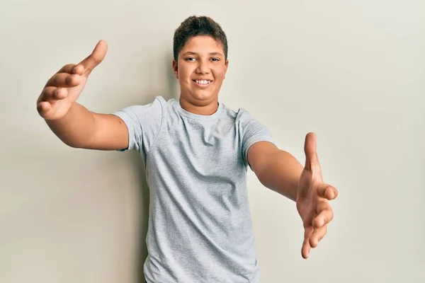 Adolescente Hispano Vistiendo Camiseta Gris Casual Mirando Cámara Sonriendo Con —  Fotos de Stock
