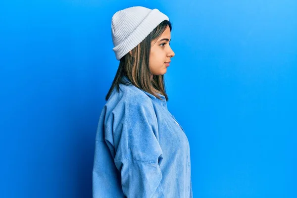 Mujer Latina Joven Con Gorra Lana Linda Mirando Lado Pose —  Fotos de Stock