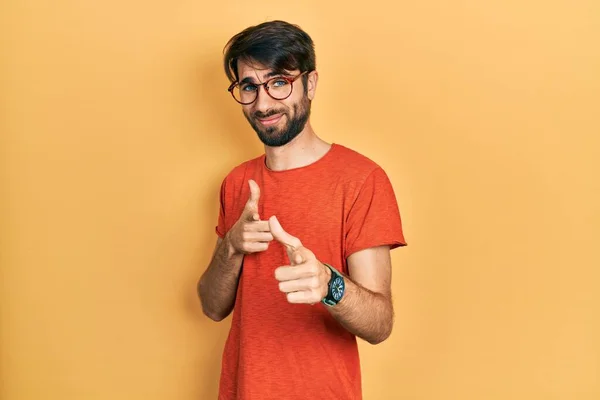 Jovem Hispânico Vestindo Roupas Casuais Óculos Apontando Dedos Para Câmera — Fotografia de Stock