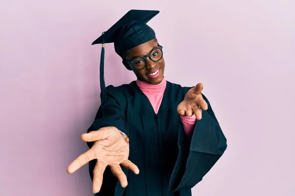 Mladá Africká Americká Dívka Sobě Maturitní Čepici Slavnostní Župan Veselým — Stock fotografie