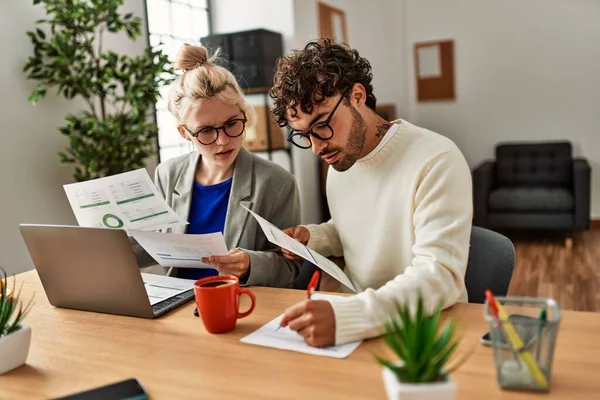 Dos Trabajadores Hispanos Concentraron Trabajando Oficina — Foto de Stock