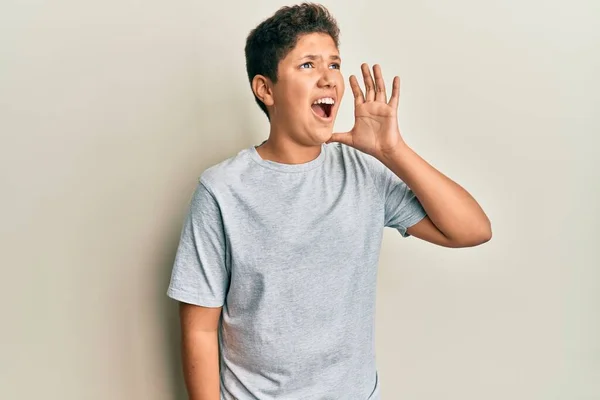 Adolescente Hispano Con Camiseta Gris Casual Gritando Gritando Fuerte Lado —  Fotos de Stock