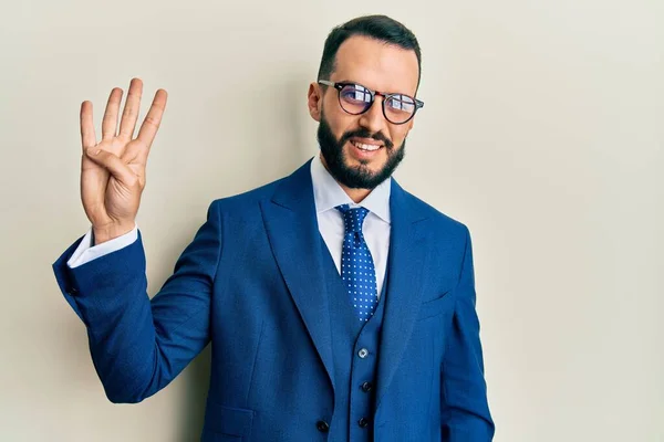 Sakallı Takım Elbiseli Kravatlı Genç Adam Dört Numaralı Parmaklarıyla Kendini — Stok fotoğraf