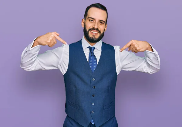 Giovane Con Barba Che Indossa Giubbotto Lavoro Guardando Fiducioso Con — Foto Stock