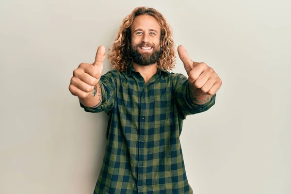 Hombre Guapo Con Barba Pelo Largo Usando Ropa Casual Aprobando —  Fotos de Stock