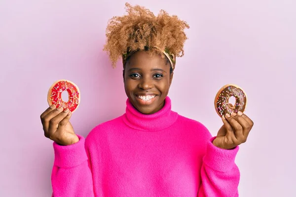 Junge Afrikanerin Mit Afro Haaren Die Leckere Bunte Donuts Mit — Stockfoto