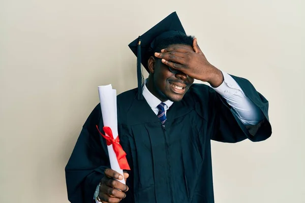 Bonito Homem Negro Vestindo Boné Formatura Roupão Cerimônia Segurando Diploma — Fotografia de Stock