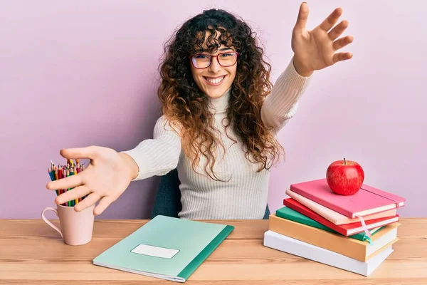 Joven Chica Hispana Estudiando Para Examen Escolar Mirando Cámara Sonriendo —  Fotos de Stock