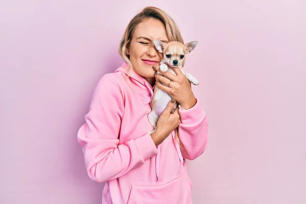 Jovem Mulher Caucasiana Segurando Bonito Pequeno Chihuahua Cão Abraçando Beijando — Fotografia de Stock