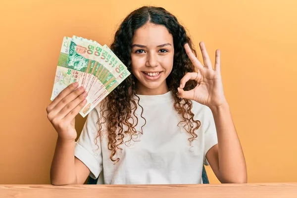 Tiener Spaans Meisje Met Hong Kong Dollars Bankbiljetten Doet Teken — Stockfoto