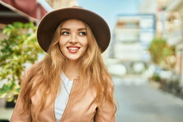 Junges Blondes Mädchen Lächelt Glücklich Der Stadt — Stockfoto