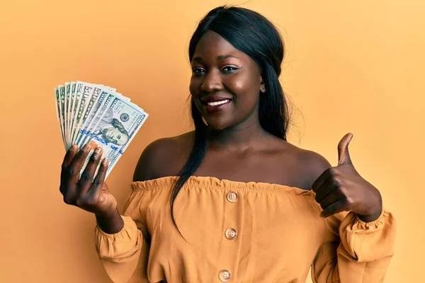 Africká Mladá Žena Drží Dolary Úsměvem Šťastný Pozitivní Palec Nahoru — Stock fotografie