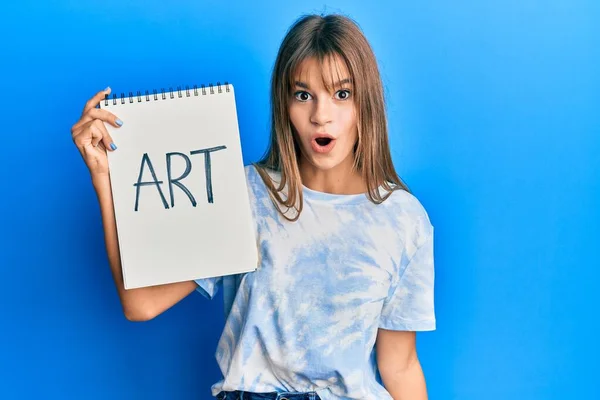 Adolescente Caucasiano Menina Segurando Arte Notebook Assustado Espantado Com Boca — Fotografia de Stock